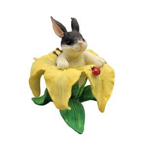 Charming Tails Figurine Binkey In A Lily Rabbit in Flower 89/305 Silvestri